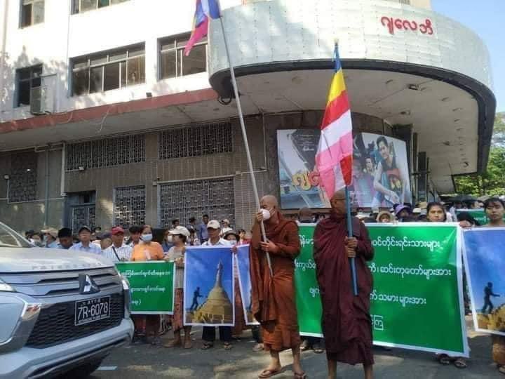 Sherloc4616's tweet photo. ဂျ​လေဘီတဲ့ 😂
ရှေ့က​ကောင်​တွေနဲ့ လိုက်ဖက်​နေမှုကြီး
#WhatsHappeningInMyanmar 
#2024Jan11Coup 
#MyanmarMilitaryTerrorists
#WarCrimesOfJunta 
#CrimesAgainstHumanity https://t.co/rjaCaY0RJJ