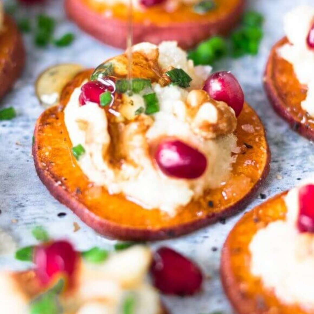 Our Sweetpotato Rounds with Vegan Ricotta and Toasted Walnuts crafted by <a href="/eatingbyelaine/">Eating by Elaine</a> is a fan favorite and utilizes one of our favorite vegan cheese recipes that is truly divine!

ncsweetpotatoes.com/recipe/sweetpo…

#SweetPotatoEats #NCSweetPotatoes #Sweetpotatoes #ricotta #walnuts