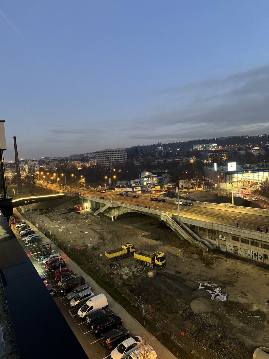 rostaklein's tweet photo. @dppmimoradnosti @DPPOficialni tramvaje nejezdí, ale auta vidím normálně najizdet i sjizdet 🤷‍♂️ https://t.co/1hr8RJ4VoI