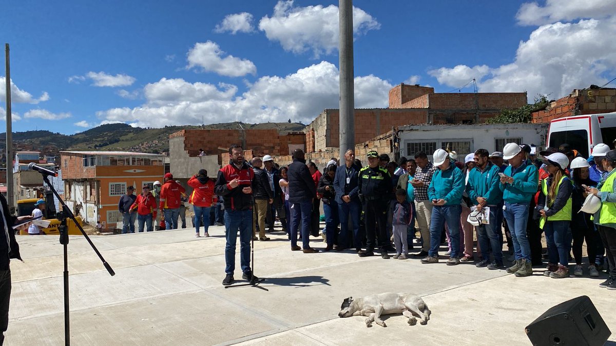 UltimaHoraCR's tweet photo. #BOGOTÁ El alcalde, @CarlosFGalan, anunció desde Ciudad Bolívar que, antes de que termine el mes estaría listo el documento que restringe el consumo de drogas o sustancias psicoactivas cerca de parques y colegios. Vía @Camivar08G https://t.co/jqttvnUHL8