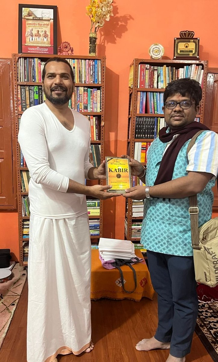TagorePrize's tweet photo. Our friend Umesh Kabir an educator & spiritual teacher from #KabirMath #Varanasi on behalf of TagorePrize donated #100PoemsofKabir to Prof. Aravinda (R) Theoretical Physics, Indian Institute of Technology Tirupati 📚 🙏
#SpiritualWisdom #Poetry #Donation #Generosity #Gratitude https://t.co/2tP3hHl4r7
