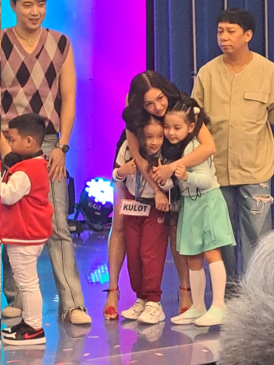 banene12_'s tweet photo. Super cute, sweet moments with ate kimmy @prinsesachinita
#KimChiu
#ShowtimeCheck https://t.co/Aq4fgWUrCx