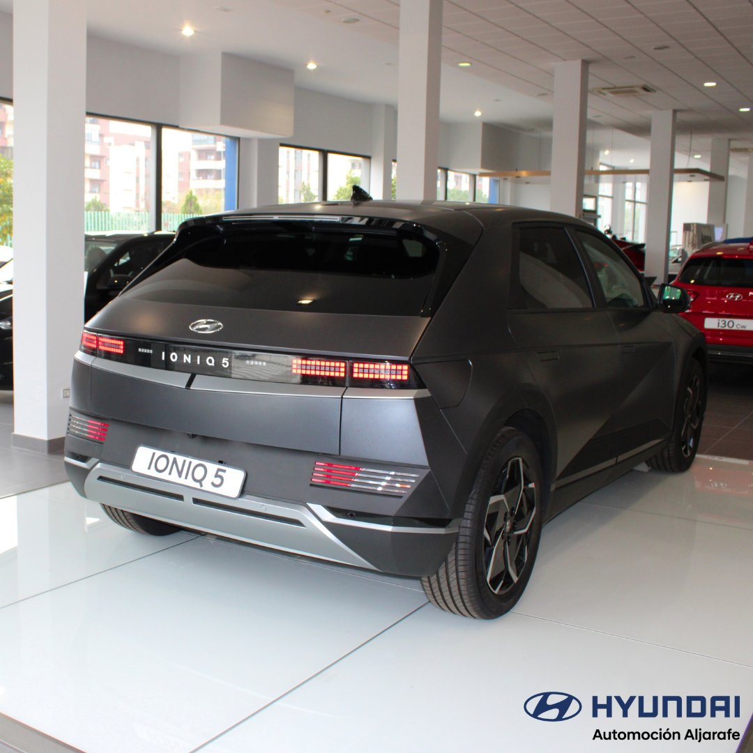 AutoAljarafe's tweet photo. Manejo divertido, carga rápida y numerosos premios: así es el #IONIQ5, el vehículo eléctrico que no se conforma con ser común. 
Pásate por nuestras instalaciones y descúbrelo tu mismo.
#AutoAljarafe #HyundaiSevilla #HyundaiAljarafe #HyundaiIONIQ5 https://t.co/uZkO1qn1wN