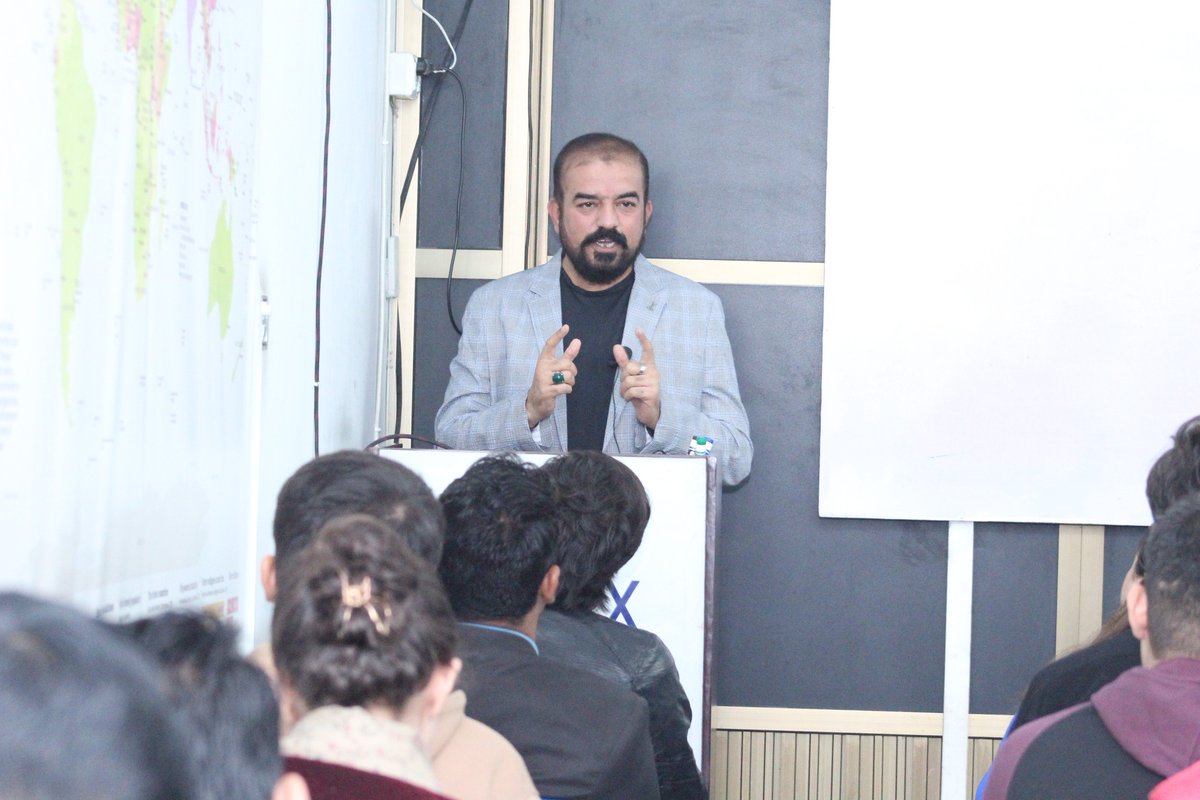 CssComex's tweet photo. Mr. Javed Jiskani Baloch (PSP- DIG)
Delivering an insightful lecture on English Composition in January Session @ CSS COMEX Academy Karachi

Don’t miss this opportunity to learn from an expert and achieve your goals!

Registration Open For January Session
0333 7421341 https://t.co/ylSO5JNLXU