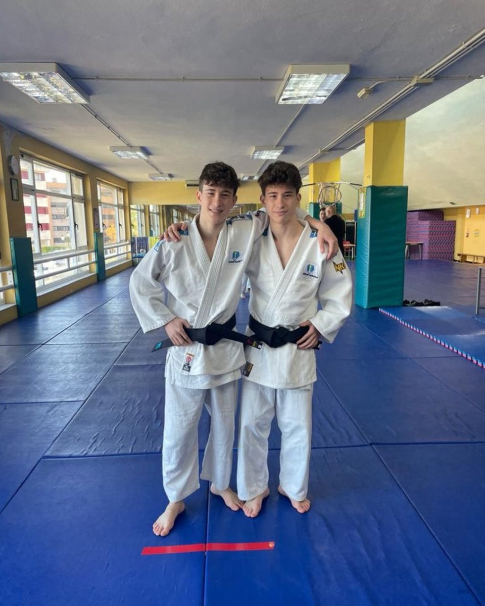 ✨ Queremos felicitar a nuestros alumnos Javier y Álvaro Simancas Hernández, de 1º de Bachiller, por sus éxitos en judo 🥋 El pasado 17 de diciembre, superaron el examen para obtener el cinturón negro👏 ¡Un logro impresionante que refleja su dedicación y perseverancia!
