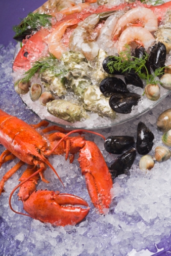 AAAAI_org's tweet image. Shellfish like shrimp, lobster and oysters are touted for their health benefits. But for some with #ShellfishAllergy, a tiny bite can cause a severe reaction. If you have a shellfish allergy, your immune system overreacts to a protein found in shellfish. 
ow.ly/CPmx50Qph3u