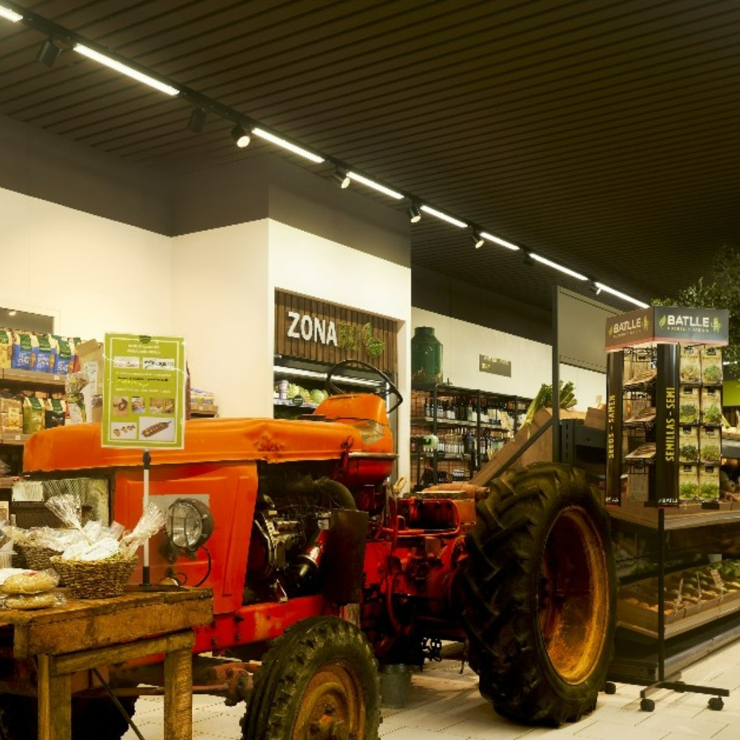 Herbolario Navarro, una de las mayores cadenas de distribución de productos ecológicos de España, ha dado un importante paso hacia la sostenibilidad con TRILUX como socio de iluminación instalando el E-LINE NEXT LED en sus tiendas. Más info aquí: trilux.com/es/blog/herbol…