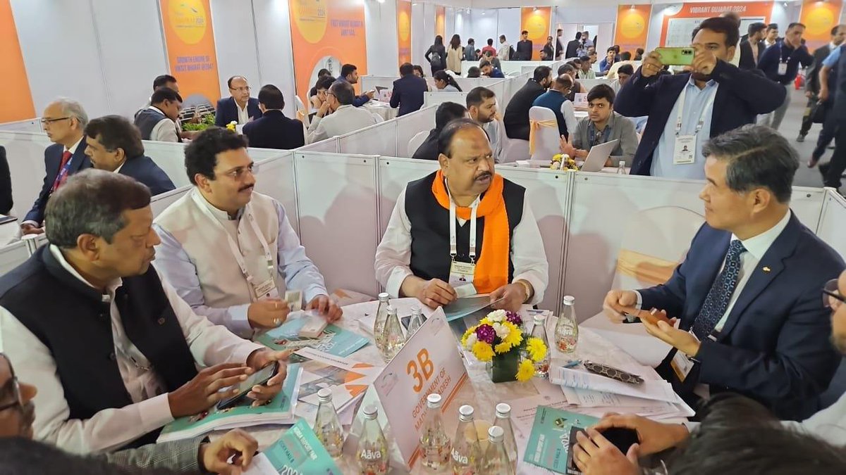 projsratlam's tweet photo. @minmpmsme मंत्री श्री @ChetanyaKasyap ने वाइब्रेंट गुजरात ग्लोबल समिट 2024 गुजरात के गांधीनगर में मध्यप्रदेश प्रतिनिधिमंडल का नेतृत्व करते हुए म.प्र. राज्य की उत्कृष्ट पहलों को उजागर करने के लिए राष्ट्रीय और अंतर्राष्ट्रीय निवेशकों के साथ बातचीत की।
-
#JansamparkMP 
#prortm https://t.co/m3shApIdAE