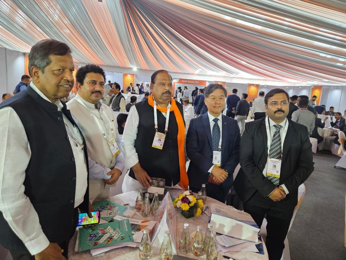 projsratlam's tweet photo. @minmpmsme मंत्री श्री @ChetanyaKasyap ने वाइब्रेंट गुजरात ग्लोबल समिट 2024 गुजरात के गांधीनगर में मध्यप्रदेश प्रतिनिधिमंडल का नेतृत्व करते हुए म.प्र. राज्य की उत्कृष्ट पहलों को उजागर करने के लिए राष्ट्रीय और अंतर्राष्ट्रीय निवेशकों के साथ बातचीत की।
-
#JansamparkMP 
#prortm https://t.co/m3shApIdAE