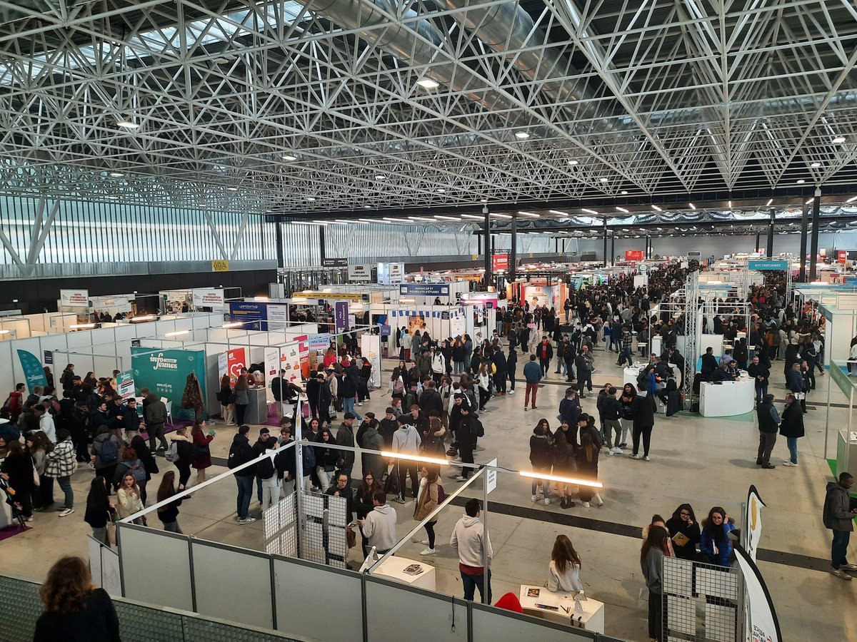 LpoFrancoise's tweet photo. Visite du salon #infosup pour nos élèves et rencontre sur le stand de @ISAE_officiel de notre cordée @oseisaesupaero https://t.co/gHfZyLInCg