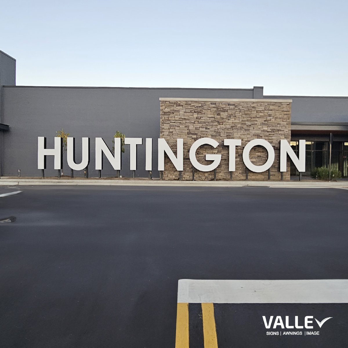 vallesigns's tweet photo. 💫Huntington Shopping Center Monument Sign: Where art meets commerce in Huntington, NY. 🎨
☎️ (516) 408-3440
📍55 Decker St, Copiague, NY 11726
🌐https://t.co/m8msO4ZlMk
.
#vallesignsandawnings #huntingtonshoppingcenter #HuntingtonBeauty #MonumentDesign #SignCraftsmanship https://t.co/HLbK3us0Uj