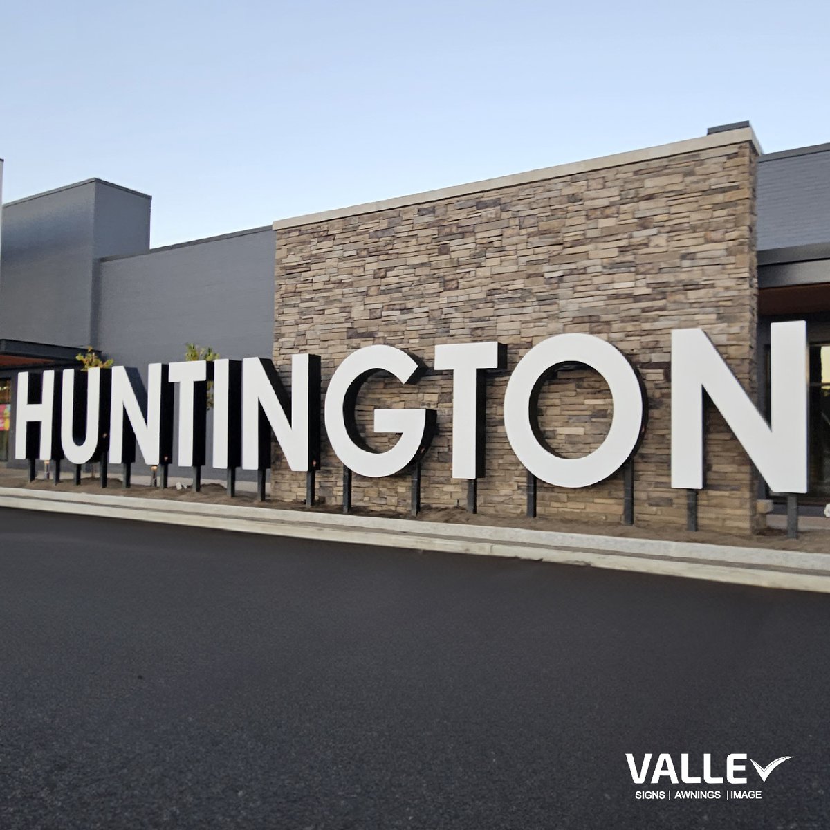 vallesigns's tweet photo. 💫Huntington Shopping Center Monument Sign: Where art meets commerce in Huntington, NY. 🎨
☎️ (516) 408-3440
📍55 Decker St, Copiague, NY 11726
🌐https://t.co/m8msO4ZlMk
.
#vallesignsandawnings #huntingtonshoppingcenter #HuntingtonBeauty #MonumentDesign #SignCraftsmanship https://t.co/HLbK3us0Uj