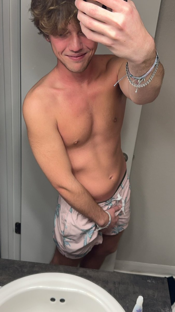 boycrazyOF's tweet image. Great start to the year🤪