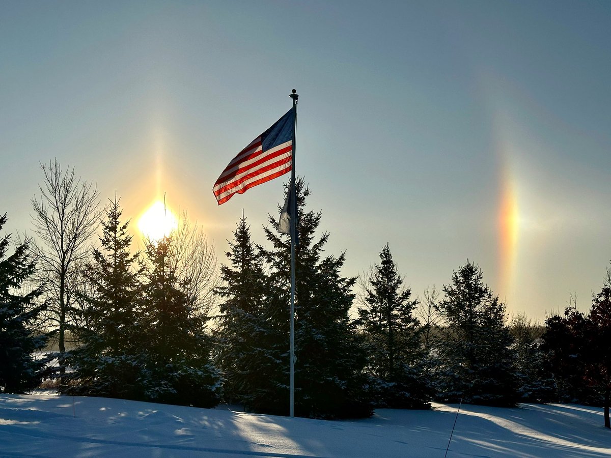 cciefarmer's tweet photo. #merica #cold #sundogs #usa https://t.co/IS4vvwy3sg