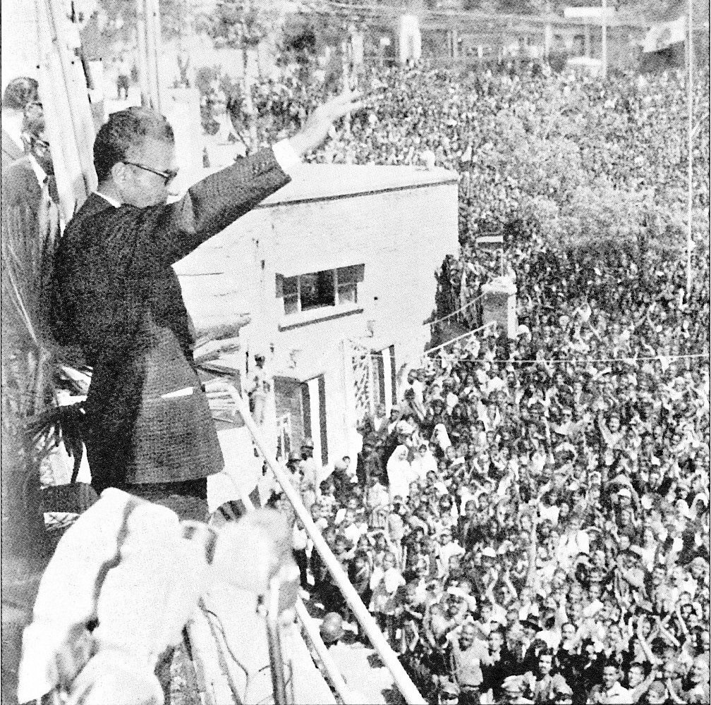 #رشتو

1_ پس از انقلاب سفید شاه و ملت
کلیه کارخانجات ملزم شدند کارگران را در سود خود شریک کنند
و نتیجه آن این بود که کارگران برای افزایش عایدی خود با انرژی مضاعف به کار مشغول می شدند و نسبت به کارخانه خود حس مالکیت داشتند

1/4 👇🏼