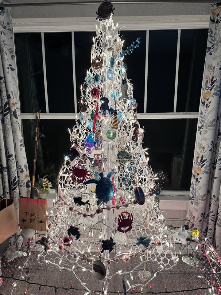 CrabPotTrees's tweet photo. Just because Christmas is over doesn't mean your Crab Pot Tree needs to be put away.

Decorate it with a neutral theme or just leave the lights on for a year-round glow! ✨ https://t.co/t9Sw8uRxc3