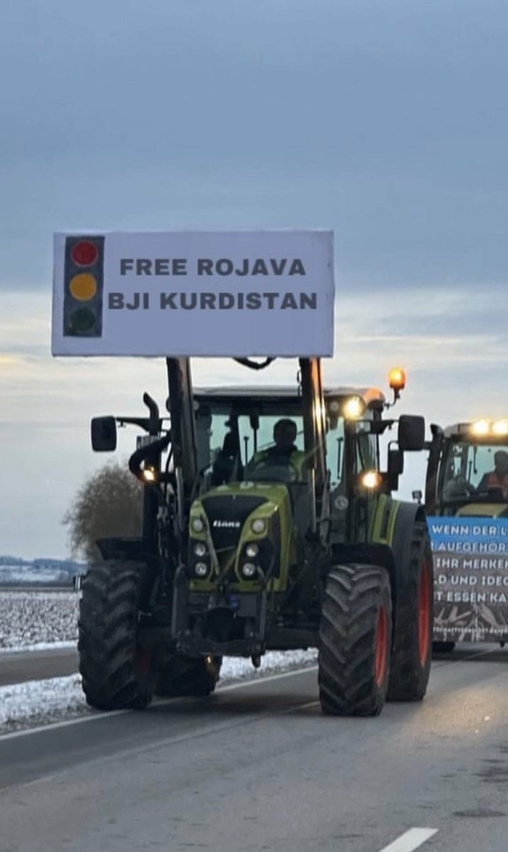 FAU_Dresden's tweet photo. Ein paar schöne Impressionen! Lasst uns gemeinsam mit den Landarbeiter:innen der grünen Gewerke und der jAbL die emanzipatorischen Kräfte im #Bauernprotest stärken!

#NazisVomAcker #KapitalismusMussWeg https://t.co/4wRK9JVYFw