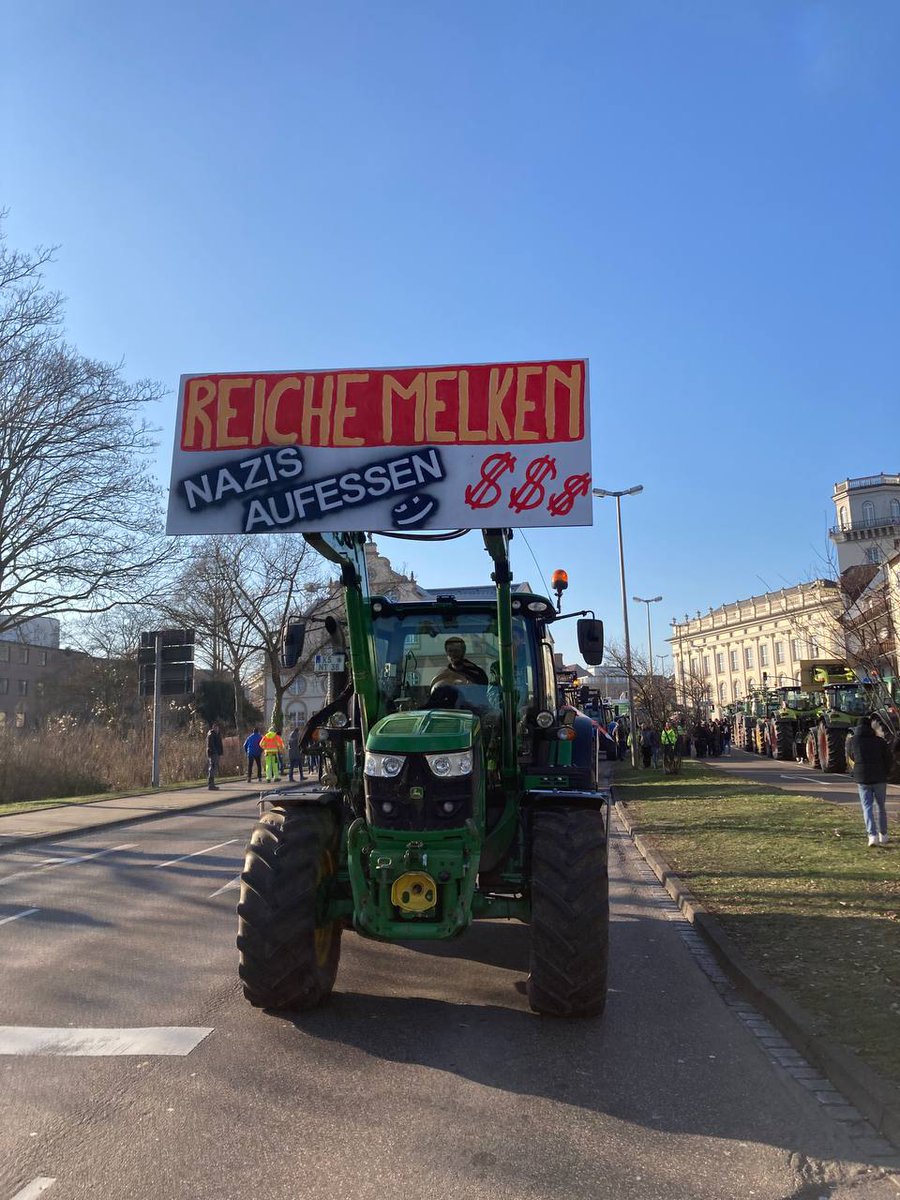 FAU_Dresden's tweet photo. Ein paar schöne Impressionen! Lasst uns gemeinsam mit den Landarbeiter:innen der grünen Gewerke und der jAbL die emanzipatorischen Kräfte im #Bauernprotest stärken!

#NazisVomAcker #KapitalismusMussWeg https://t.co/4wRK9JVYFw