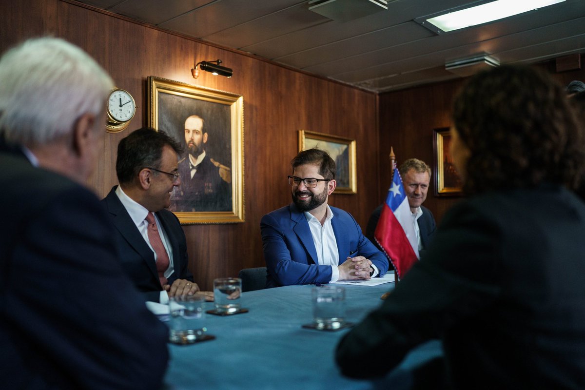 GabrielBoric's tweet photo. Con mucha alegría les cuento que celebramos un acuerdo con Google para construir el primer cable submarino de fibra óptica entre Sudamérica, Oceanía y Asia. Consolidamos nuestro liderazgo en conectividad para abrir paso al crecimiento, nuevas industrias y empleos. #ChileEsDigital https://t.co/ofyowLaWZK