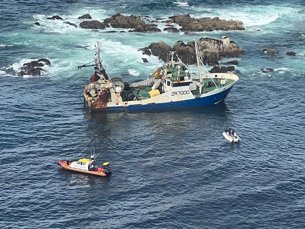 _ArriveAlive's tweet photo. Update: Removal of pollutants from the fishing vessel that ran aground at St Francis Bay on Saturday night
https://t.co/bNM4Rgs5ZI #ArriveAlive #Pollution #EnvironmentalLiability https://t.co/9cTVTqN4YK