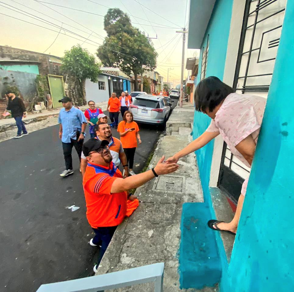 GANAOFICIAL's tweet photo. 🔶#SanSalvador 

Nuestro candidato a Alcalde #SanSalvadorCentro Rafael Lazo (@Rafa_AlcaldeSS) y el candidato a concejal @EdwinPiche15  realizaron una visita #CasaxCasa en el casco urbano de #SanRamón, distrito de #Mejicanos, en coordinación con Guillermo Gallegos (@GGallegos24), candidato a Diputado #Casilla1