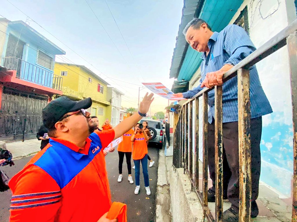 GANAOFICIAL's tweet photo. 🔶#SanSalvador 

Nuestro candidato a Alcalde #SanSalvadorCentro Rafael Lazo (@Rafa_AlcaldeSS) y el candidato a concejal @EdwinPiche15  realizaron una visita #CasaxCasa en el casco urbano de #SanRamón, distrito de #Mejicanos, en coordinación con Guillermo Gallegos (@GGallegos24), candidato a Diputado #Casilla1
