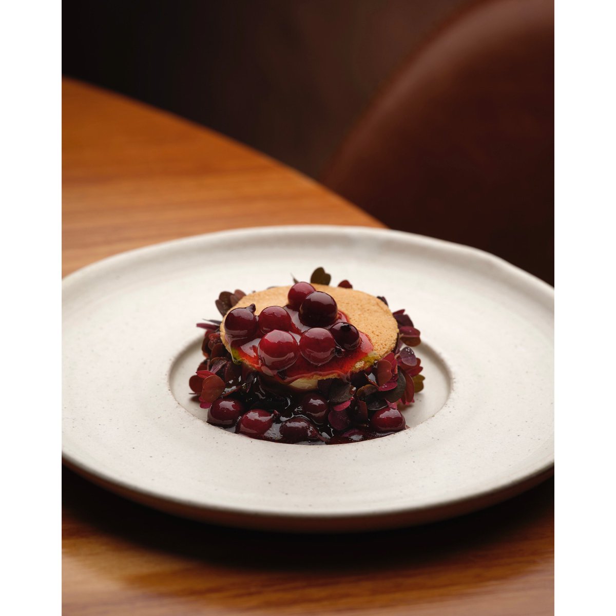 Rogan_and_Co's tweet photo. Peach leaf sandwich, Aynsome currants 🍁 from our menu earlier this year. 

#atourcore #roganandco #cartmel #simonrogan #lakedistrict https://t.co/wWknZUaS2K