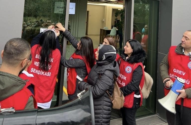 Kocaeli'de binlerce metal işçisini ilgilendiren MESS Grup Toplu İş Sözleşmesi görüşmelerinde anlaşma çıkmaması üzerine Birleşik Metal-İş Sendikası grev kararı aldı. Birleşik Metal-İş Gebze’de olan fabrikalarda 19, 23 ve 24 Ocak tarihlerinde greve çıkılacak.