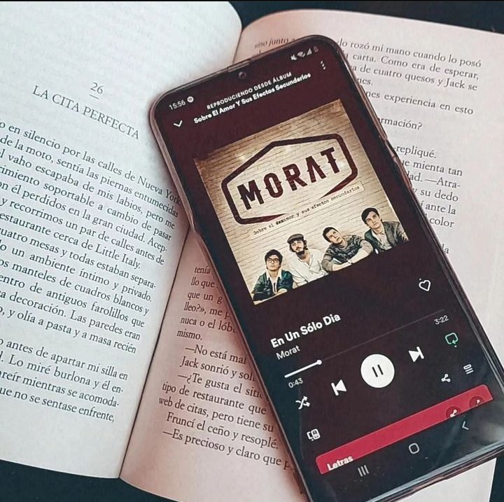 lasgafasdevilla's tweet photo. Mis dos placeres de la vida: leer libros y escuchar morat https://t.co/qxIlSGIdxq