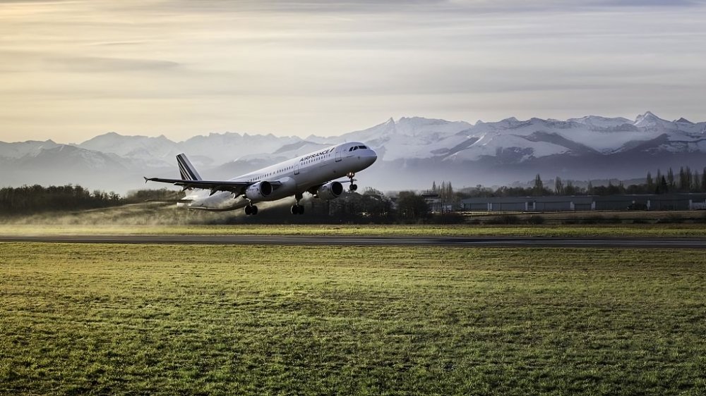 Altibus's tweet image. Vous allez skier dans les Pyrénées ? Vous prenez l'avion au départ de @ParisAeroport ✈️ ? Pensez à réserver votre navette @AeroportPau ↔️ @stationGourette @StationArtouste @la_psm &amp;amp; Somport 🚌

📆 Les samedis pendant les vacances scolaires de la zone C
💻 altibus.com