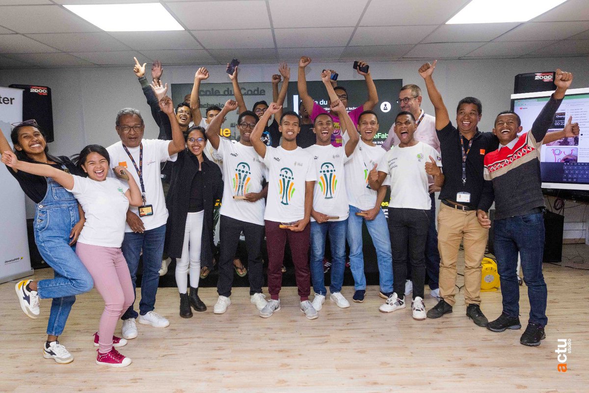 DebordFrederic's tweet photo. Bravo aux étudiants de MISA qui remportent cette édition de #ODCChampions haut la main! Quelle fierté de voir Madagascar triompher parmi les autres pays où sont implantés les Orange Digital Center !  La jeunesse Malagasy a du talent 🔥 https://t.co/SDfDdrxdUU