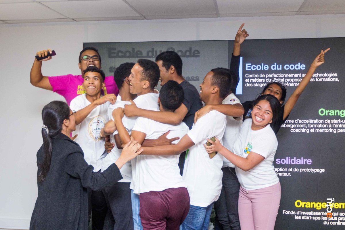 DebordFrederic's tweet photo. Bravo aux étudiants de MISA qui remportent cette édition de #ODCChampions haut la main! Quelle fierté de voir Madagascar triompher parmi les autres pays où sont implantés les Orange Digital Center !  La jeunesse Malagasy a du talent 🔥 https://t.co/SDfDdrxdUU