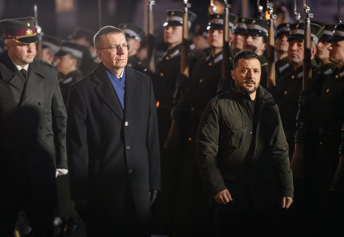 ⚡️Zelensky arrives in Latvia as last stop on Baltic tour.

President Volodymyr Zelensky arrived in the Latvian capital of Riga in the afternoon of Jan. 11, the final stop on his tour of the Baltic nations.

kyivindependent.com/zelensky-arriv…

📷 Photo: Gints Ivuskans/AFP via Getty Images