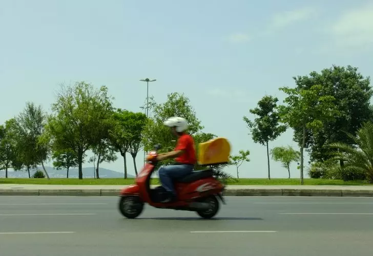 bosunatiklama's tweet photo. Yeni yıl zamlarıyla birlikte moto kuryelerin aylık kazançları 100.000 TL'yi geçtiği aktarıldı. https://t.co/fgkaxz6YfX