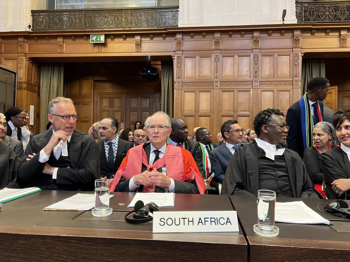 El abogado Max du Plessis: 

“La situación en #Gaza no es un conflicto entre dos partes”, Israel “ha sometido sistemáticamente al pueblo palestino a violaciones opresivas de sus derechos durante más de medio siglo”

“Durante años se ha considerado a sí mismo más allá de la ley”