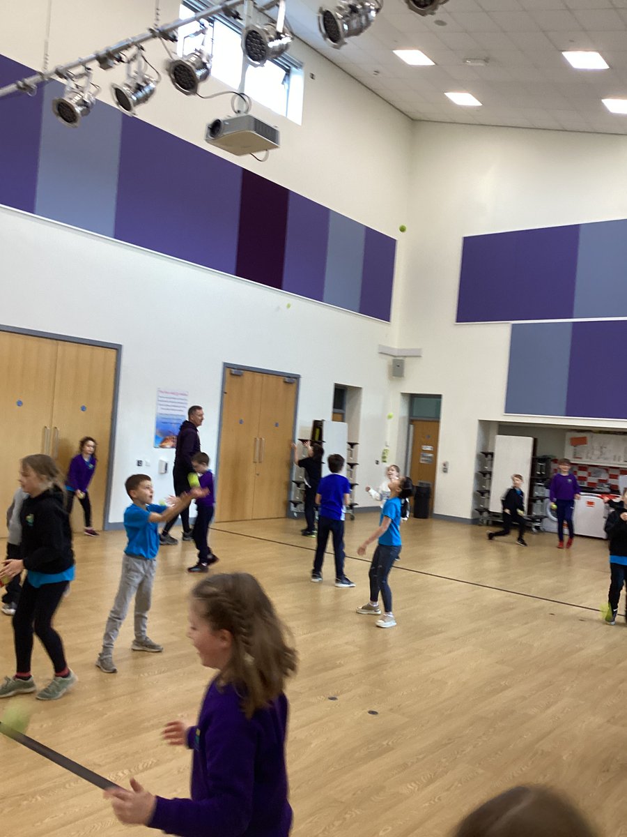 CarregHirfaen's tweet photo. Disgyblion yn mwynhau datblygu eu sgiliau Criced heddiw @CricketWales #ymaacacwCH #LlesCH https://t.co/JVAW4b70tg