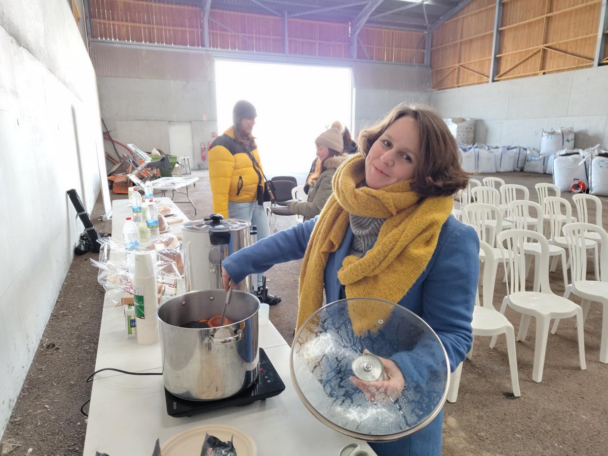 La suite de notre journée de lancement ASTREDHOR Est avec une visite du centre de compostage #AGRICLORCentrAlsaceCompost. Chez ASTREDHOR notre engagement envers les professionnels de la filière végétale est total : nos équipes ont concocté un  vin chaud pour réchauffer l'ambiance