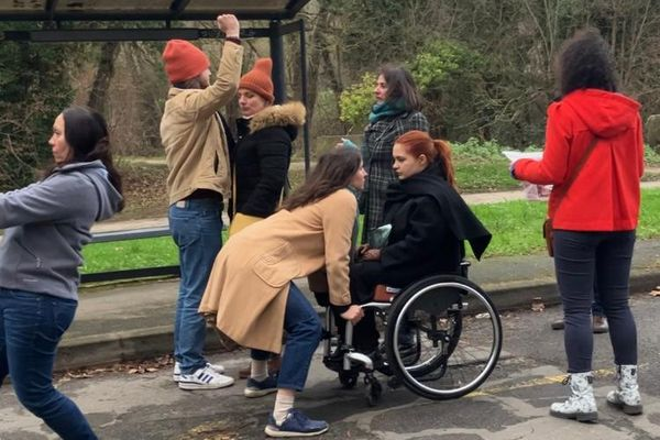 France3Paris's tweet photo. Festival "Paris Courts Devant" : le #handicap fait son cinéma
Les lauréats du concours "ça tourne en Ile-de-France !" connus le 17 janvier
Retrouvez ici le film de Romain Vesin ⬇️
https://t.co/LsEzHYPi9V
#Cinema #courtmétrage #inclusion https://t.co/P6HPAyhi7m