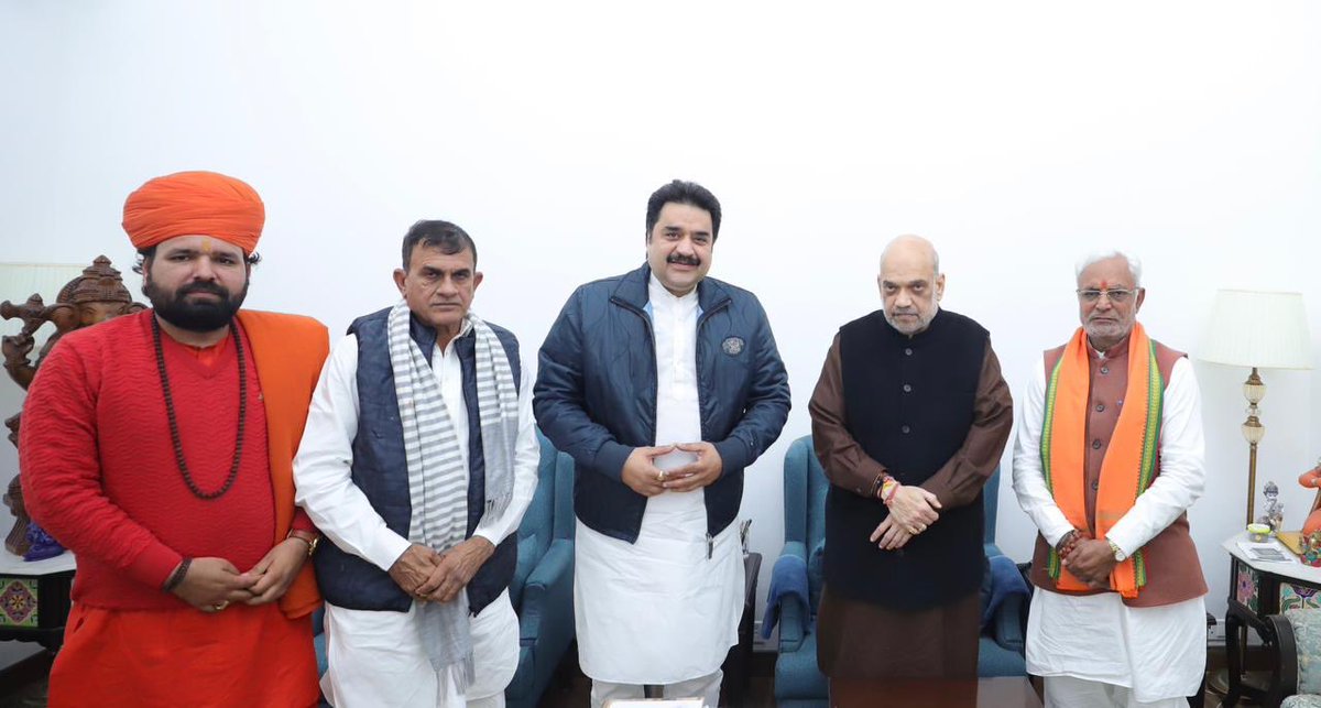 बिश्नोई जाति को केंद्र में OBC आरक्षण के संबंध मे आज देश के यशस्वी गृहमंत्री श्री अमित शाह जी के साथ प्रतिनिधि मंडल की मुलाक़ात हुई।जिसमें सर्वश्री कुलदीप जी बिश्नोई, देवेन्द्र जी बूड़ीया ,श्री जसवंतसिंह जी बिश्नोई के साथ मैंने अपने समाज की बात को रखा। श्री शाह ने बड़ी आत्मीयता