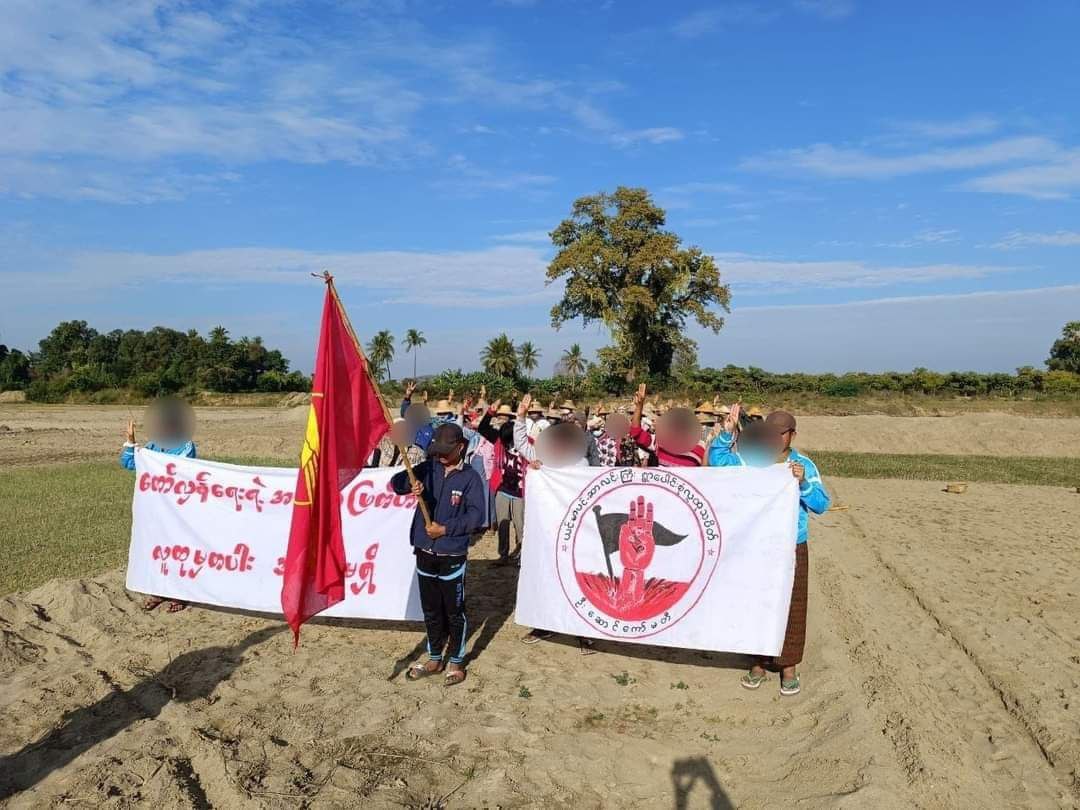 nway_jasmine's tweet photo. Joint forces of pro-democracy villagers of several villages from northern #Salingyi township and eastern #Yinmarpin township staged a strike against military dictatorship.
#LegalizationOfNUG #2024Jan11Coup #WhatsHappeningInMyanmar https://t.co/a3aUavET2D