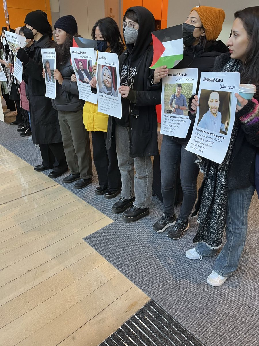 wawog_now's tweet image. HAPPENING NOW: An autonomous group of protesters occupying the @nytimes lobby reads out the 100+ names of journalists murdered by the IOF.  Upstairs, staffers attend an all-hands meeting of the Times. Lobby doors have been locked, cops called