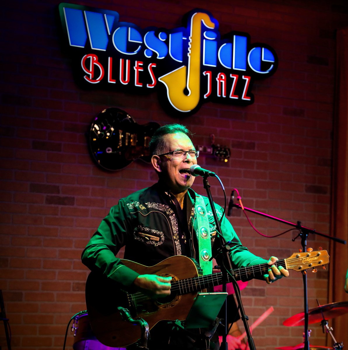 PHXSkyHarbor's tweet image. Get your morning started to the sound of the strings played by Freddie Duran. He'll be playing his guitar in Terminal 3, pre-security on Level 4 in the arrivals lobby from 11 a.m. to 1 p.m. 
#PHXtunes #PHXSkyHarbor #localmusicians #phxartists #AZ