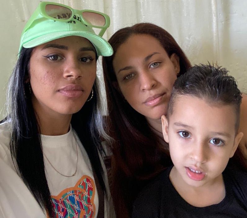 jdanielferrer's tweet photo. Soy @anabelkisfg 
Esposa y 2 hijos de #SOSFerrer se dirigen a prisión Mar Verde con la intención de verlo, hoy corresponde la visita familiar  la cual está siendo negada desde hace 10 meses.
Antier correspondía la visita conyugal y fué negada por duodécima ocasión consecutiva. https://t.co/YH4xXipREc