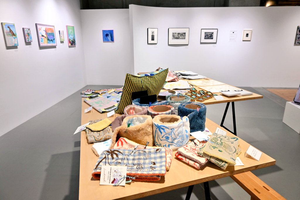 buramachiaruki's tweet photo. シグナスパレード、魅力的な作品を見ることも買うことも可能です。人形がなんともかわいいです✨
昨年末に伺ったのですでに販売済の作品も写真に写っていると思います☺️
#シグアートギャラリー #カワトク #Cube2 #盛岡市 #菜園 https://t.co/9ZtjyWBGgj