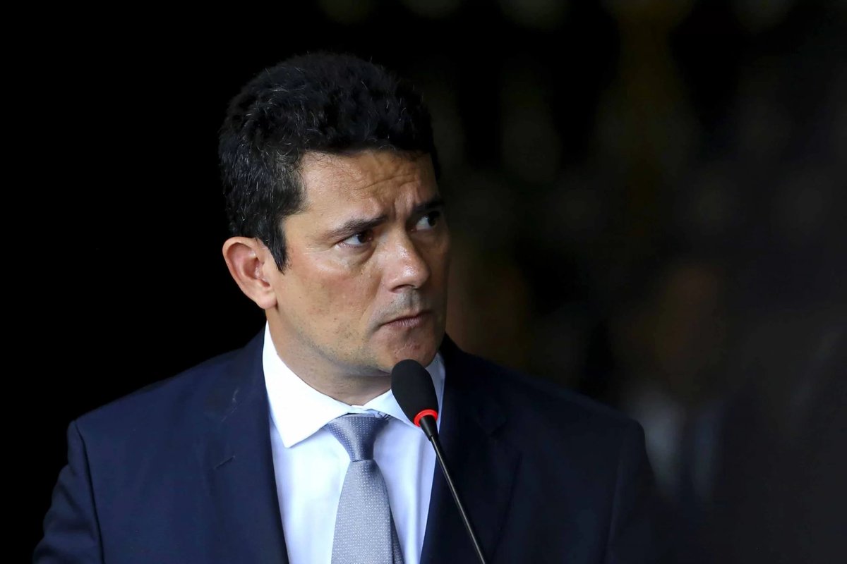 BlogdoNoblat's tweet photo. A diferença do Moro para o Lewandowski: Moro assumiu um cargo no (governo do) principal beneficiado pela prisão do Lula, que ele iniciou. Essa já é diferença total, e mais: a suspeição do Moro não foi só por conta disso. A suspeição do Moro se deu porque o Lula teve advogados monitorados, (...) o Moro divulgou o áudio que impediu o Lula de virar chefe de gabinete da Dilma, o Moro anexou a delação do (Antonio) Palocci dias antes do primeiro turno (de 2018) e o Moro tomou a decisão que impediu o Lula de se candidatar, a condenação, e virou ministro do Bolsonaro. (...) Ele tem um leque de motivos para ser considerado suspeito (Octavio Guedes, Globonews)