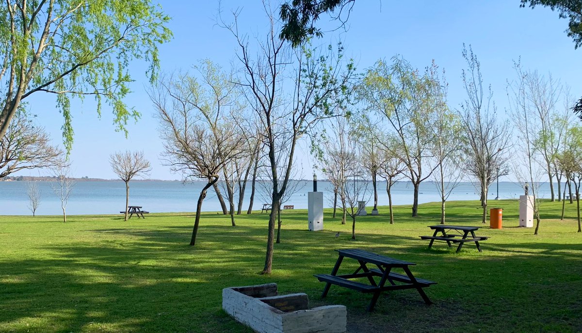 gui10road's tweet photo. Chascomús 🌅 probablemente uno de los lugares más lindos del país para disfrutar atardeceres. En la laguna se practican varios deportes acuáticos. El camping Laguna Camp CH es muy lindo, rodeado de naturaleza con pileta y proveeduría https://t.co/sJotRpJXFE