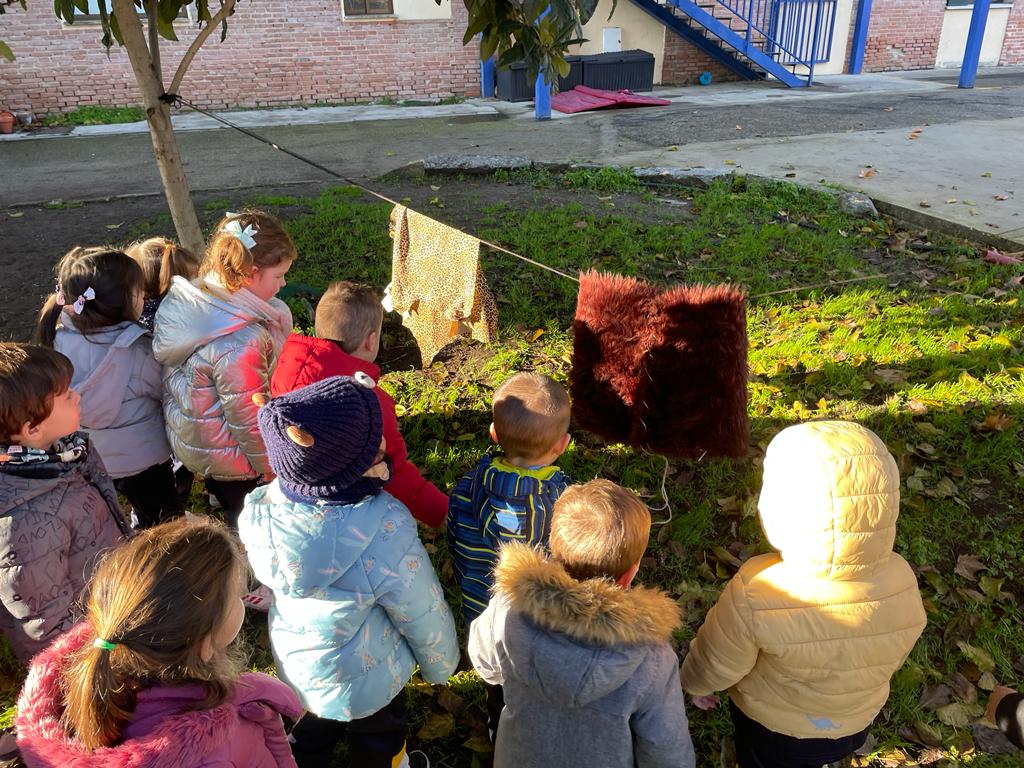 LaSalleInstituc's tweet photo. ¡Algo ha pasado en #ILSA_Infantil! 
Hemos encontrado unas huellas muy raras y grandes.  ¿De quién pueden ser?🦣
Además restos de una hoguera y unas pieles...🔥
¿Qué puede estar pasando?

#Gracias #SomosLaSalle #MiraMásAllá #NCALaSalle https://t.co/rWNgoA1L9V