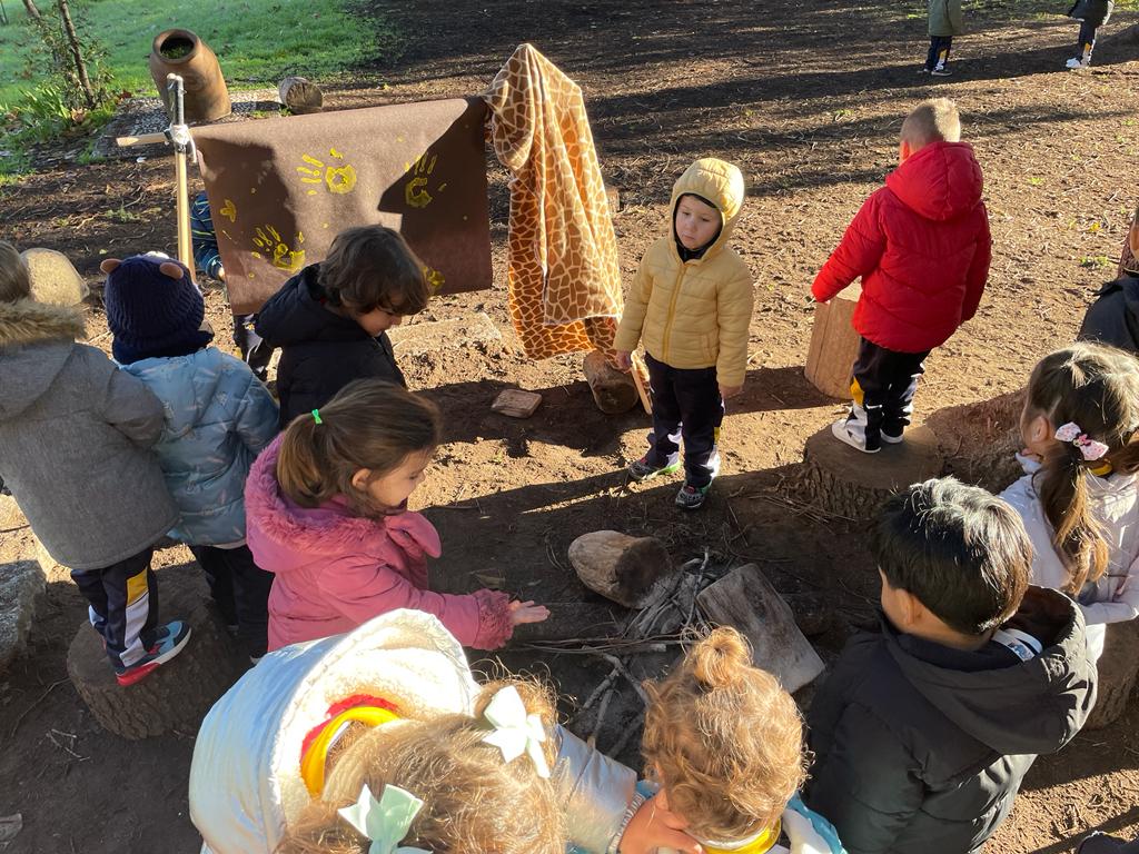 LaSalleInstituc's tweet photo. ¡Algo ha pasado en #ILSA_Infantil! 
Hemos encontrado unas huellas muy raras y grandes.  ¿De quién pueden ser?🦣
Además restos de una hoguera y unas pieles...🔥
¿Qué puede estar pasando?

#Gracias #SomosLaSalle #MiraMásAllá #NCALaSalle https://t.co/rWNgoA1L9V