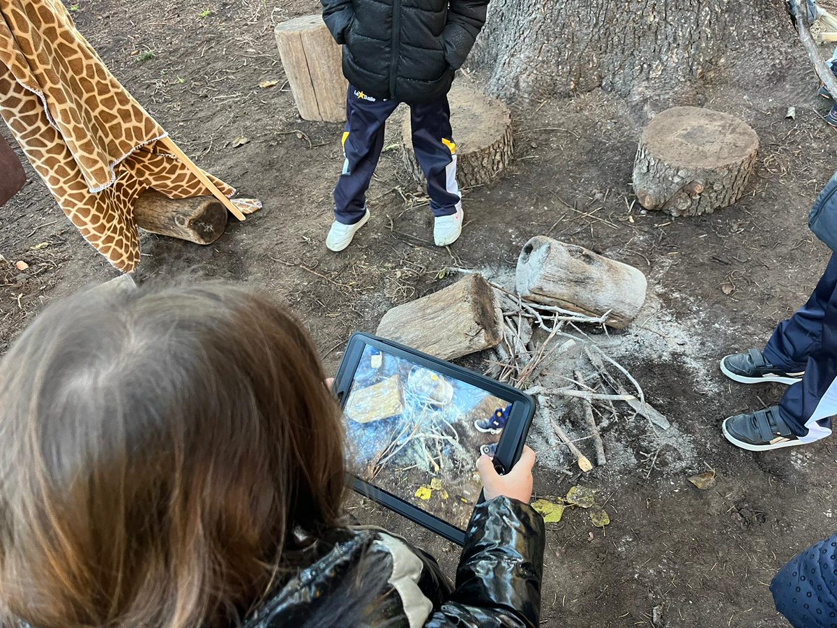 LaSalleInstituc's tweet photo. ¡Algo ha pasado en #ILSA_Infantil! 
Hemos encontrado unas huellas muy raras y grandes.  ¿De quién pueden ser?🦣
Además restos de una hoguera y unas pieles...🔥
¿Qué puede estar pasando?

#Gracias #SomosLaSalle #MiraMásAllá #NCALaSalle https://t.co/rWNgoA1L9V