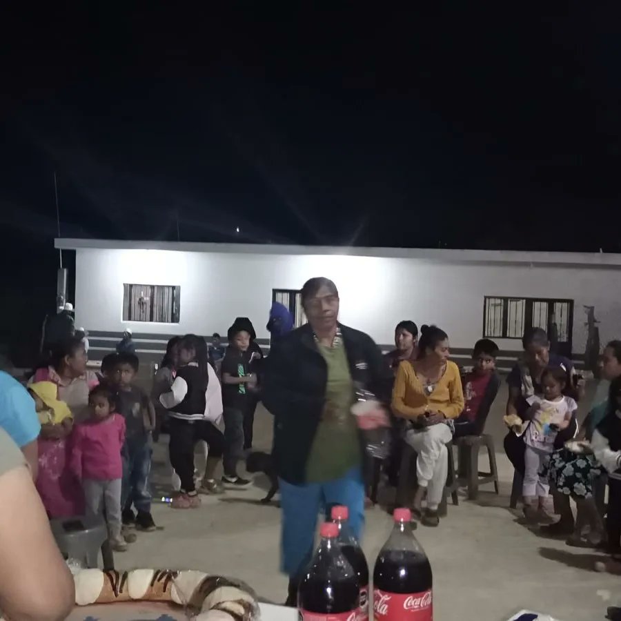 LoreCastilloLop's tweet photo. En recorrido con los Reyes Magos en el Rancho la Víbora, para repartir Juguetes a los pequeñitos de la comunidad.
Gracias a todos por asistir.
#Puebla #Cuayuca #todosconlore https://t.co/RKFZ38qaqS